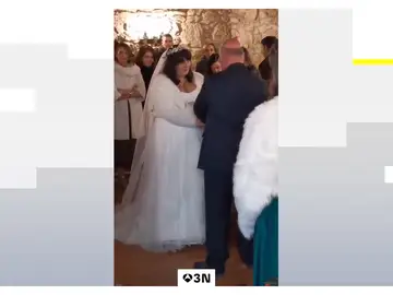 Una pareja de Lugo se casa en un tanatorio para sorpresa de sus vecinos: "¿Quién iba a que ibas a entrar ilusionado?" Una pareja de Lugo se casa en un tanatorio para sorpresa de sus vecinos: "¿Quién iba a que ibas a entrar ilusionado?"