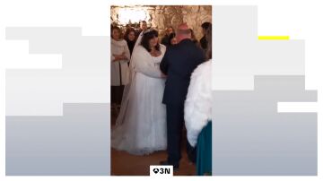 Una pareja de Lugo se casa en un tanatorio para sorpresa de sus vecinos: "&iquest;Qui&eacute;n iba a que ibas a entrar ilusionado?"