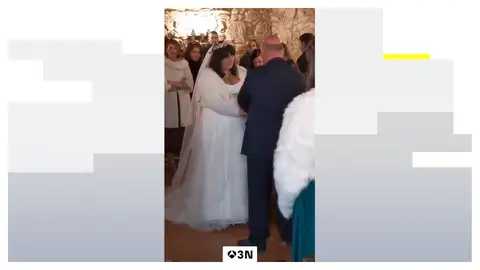 Una pareja de Lugo se casa en un tanatorio para sorpresa de sus vecinos: "¿Quién iba a que ibas a entrar ilusionado?" Una pareja de Lugo se casa en un tanatorio para sorpresa de sus vecinos: "¿Quién iba a que ibas a entrar ilusionado?"