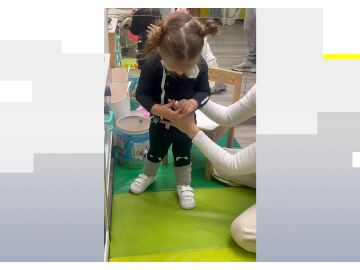 La ni&ntilde;a sevillana con par&aacute;lisis cerebral podr&aacute; caminar gracias a un traje terap&eacute;utico