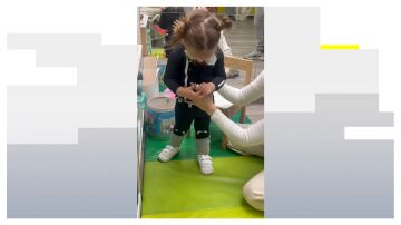 La ni&ntilde;a sevillana con par&aacute;lisis cerebral podr&aacute; caminar gracias a un traje terap&eacute;utico