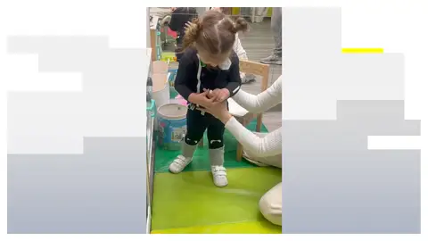 La niña sevillana con parálisis cerebral podrá caminar gracias a un traje terapéutico Antena3 Noticias