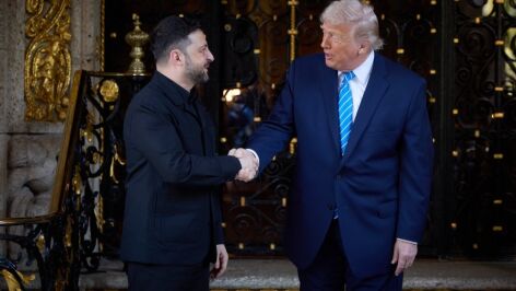 Donald Trump junto a Volod&iacute;mir Zelenski