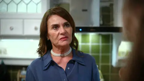 Nevra confiesa a Seren que la delató y la amenaza: “La casa es de Uras y tú no eres nadie aquí” Nevra confiesa a Seren que la delató y la amenaza: “La casa es de Uras y tú no eres nadie aquí”