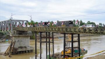 Los equipos de rescate reanudan la b&uacute;squeda de los cuatro espa&ntilde;oles desaparecidos en un naufragio