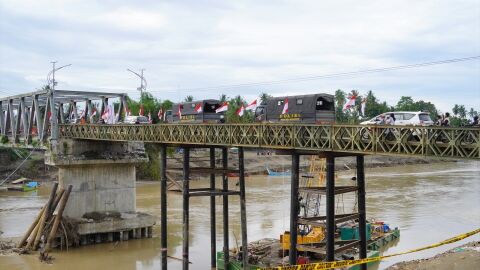 Los equipos de rescate reanudan la b&uacute;squeda de los cuatro espa&ntilde;oles desaparecidos en un naufragio