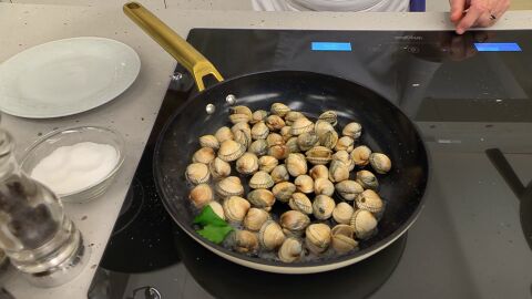 Calienta una sartén sin aceite, introduce los berberechos