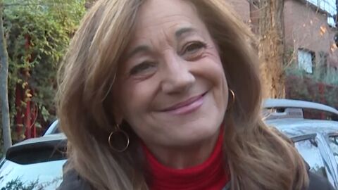 Lola Fernández Ochoa ante los micrófonos