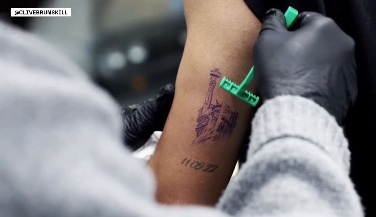 Carlos Alcaraz presenta su nuevo tatuaje 'neoyorquino' realizado por su paisano Ganga