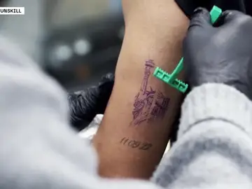 Carlos Alcaraz presenta su nuevo tatuaje 'neoyorquino' realizado por su paisano Ganga Carlos Alcaraz presenta su nuevo tatuaje 'neoyorquino' realizado por su paisano Ganga