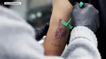 Carlos Alcaraz presenta su nuevo tatuaje 'neoyorquino' realizado por su paisano Ganga Carlos Alcaraz presenta su nuevo tatuaje 'neoyorquino' realizado por su paisano Ganga