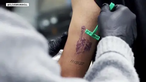 Carlos Alcaraz presenta su nuevo tatuaje 'neoyorquino' realizado por su paisano Ganga Carlos Alcaraz presenta su nuevo tatuaje 'neoyorquino' realizado por su paisano Ganga