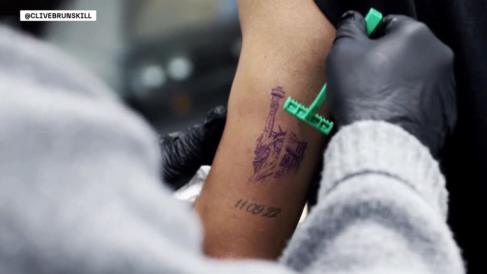 Carlos Alcaraz presenta su nuevo tatuaje 'neoyorquino' realizado por su paisano Ganga