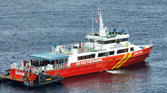  un barco de rescate durante un operativo de b&uacute;squeda