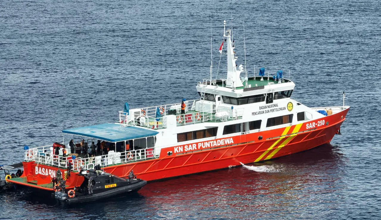 un barco de rescate durante un operativo de búsqueda