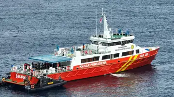 un barco de rescate durante un operativo de búsqueda un barco de rescate durante un operativo de búsqueda