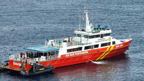  un barco de rescate durante un operativo de b&uacute;squeda