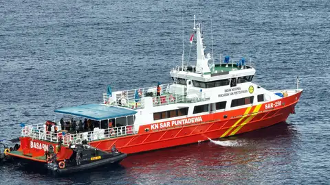 un barco de rescate durante un operativo de búsqueda un barco de rescate durante un operativo de búsqueda