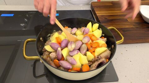 Introduce las patatas y las zanahorias en la cazuela