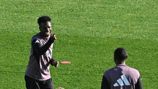 Vin&iacute;cius, durante el entrenamiento en el Alfredo di St&eacute;fano