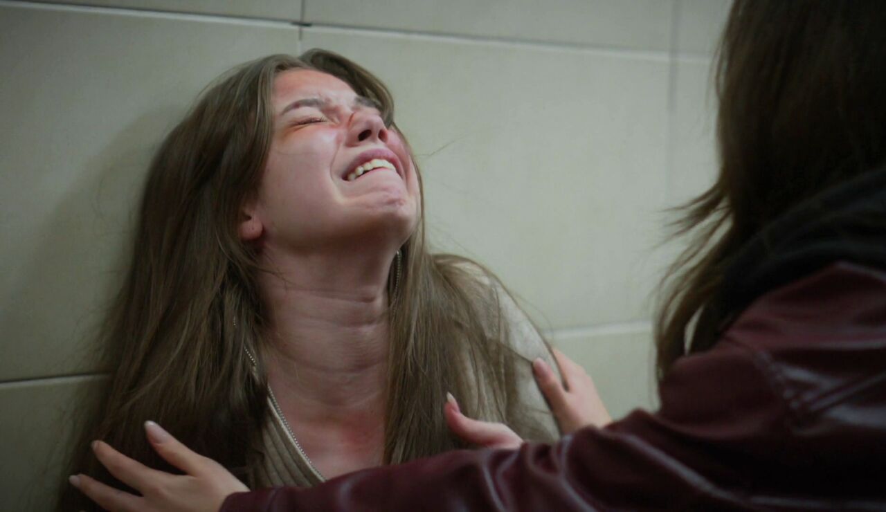 La desesperaci&oacute;n de Parla llega al extremo: droga a Umay para ocultar la verdad