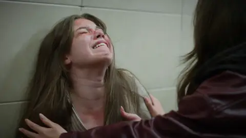 La desesperación de Parla llega al extremo: droga a Umay para ocultar la verdad La desesperación de Parla llega al extremo: droga a Umay para ocultar la verdad