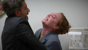 Bahar sufre un ataque de culpa al no reconocer a su hija y Harun le hace reaccionar con una bofetada