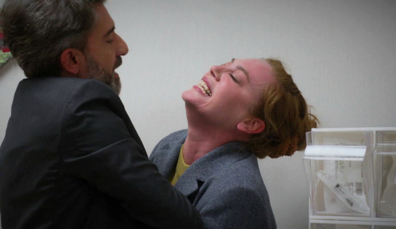 Bahar sufre un ataque de culpa al no reconocer a su hija y Harun le hace reaccionar con una bofetada