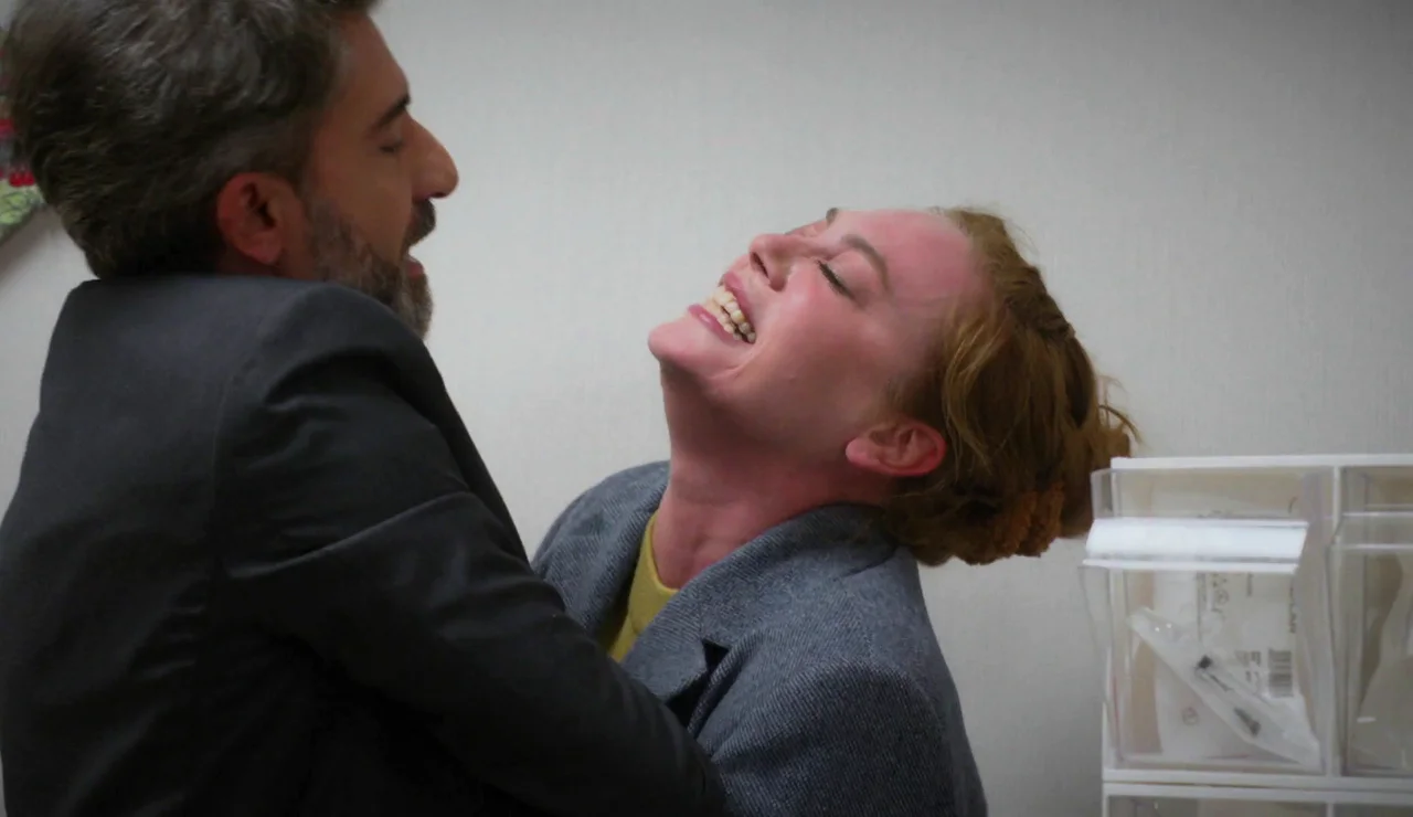 Bahar sufre un ataque de culpa al no reconocer a su hija y Harun le hace reaccionar con una bofetada