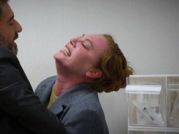 Bahar sufre un ataque de culpa al no reconocer a su hija y Harun le hace reaccionar con una bofetada