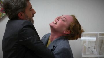 Bahar sufre un ataque de culpa al no reconocer a su hija y Harun le hace reaccionar con una bofetada Bahar sufre un ataque de culpa al no reconocer a su hija y Harun le hace reaccionar con una bofetada