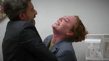 Bahar sufre un ataque de culpa al no reconocer a su hija y Harun le hace reaccionar con una bofetada Bahar sufre un ataque de culpa al no reconocer a su hija y Harun le hace reaccionar con una bofetada