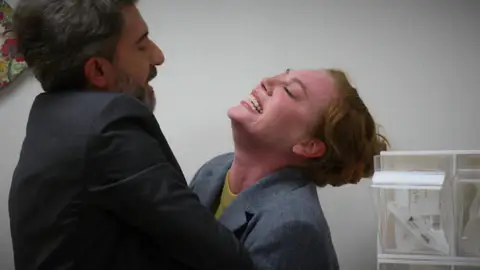 Bahar sufre un ataque de culpa al no reconocer a su hija y Harun le hace reaccionar con una bofetada Bahar sufre un ataque de culpa al no reconocer a su hija y Harun le hace reaccionar con una bofetada