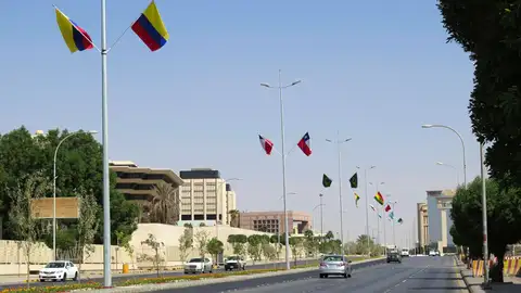 Imagen de archivo de una avenida en la capital saudí, Riad. Imagen de archivo de una avenida en la capital saudí, Riad.