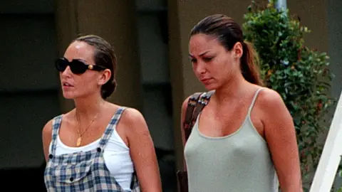 Sonia Moldes junto a su hermana Berta Moldes, año 2000. Sonia Moldes junto a su hermana Berta Moldes, año 2000.