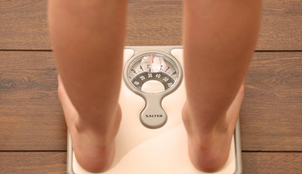 Imagen de archivo de una persona pes&aacute;ndose