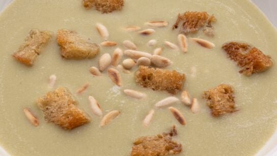 Una receta sabrosa y reconfortante de Karlos Argui&ntilde;ano: crema de acelgas con costrones de pan y pi&ntilde;ones