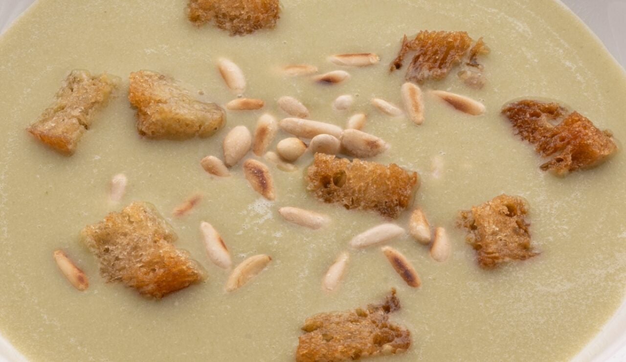 Una receta sabrosa y reconfortante de Karlos Argui&ntilde;ano: crema de acelgas con costrones de pan y pi&ntilde;ones