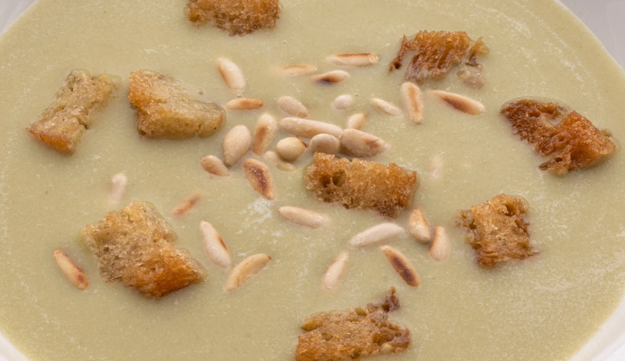 Una receta sabrosa y reconfortante de Karlos Arguiñano: crema de acelgas con costrones de pan y piñones