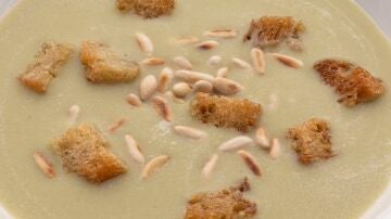 Una receta sabrosa y reconfortante de Karlos Argui&ntilde;ano: crema de acelgas con costrones de pan y pi&ntilde;ones