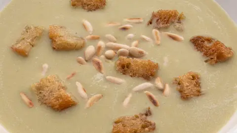 Una receta sabrosa y reconfortante de Karlos Arguiñano: crema de acelgas con costrones de pan y piñones Una receta sabrosa y reconfortante de Karlos Arguiñano: crema de acelgas con costrones de pan y piñones