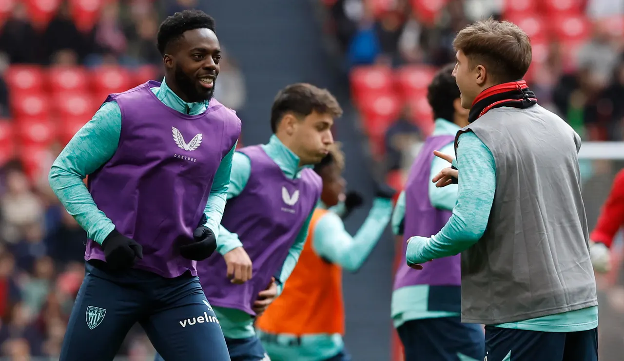 Iñaki Williams durante el entrenamiento en San Mamés