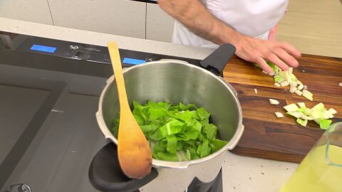 Enjuaga las acelgas, trocéalas e introdúcelas en la olla
