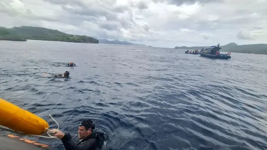 Buscan los restos del barco naufragado en Indonesia Buscan los restos del barco naufragado en Indonesia