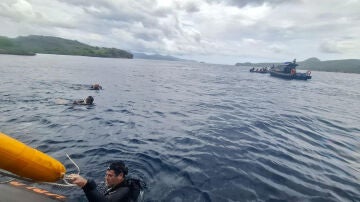 Buscan los restos del barco naufragado en Indonesia