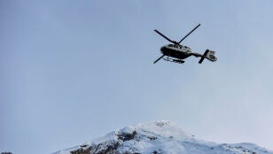 Un helic&oacute;ptero tras el alud de Panticosa