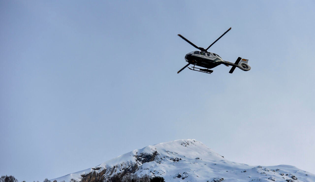 Un helic&oacute;ptero tras el alud de Panticosa