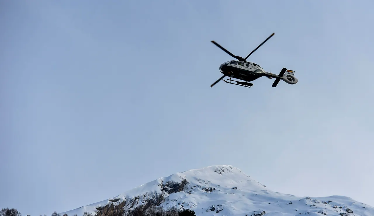 Un helicóptero tras el alud de Panticosa