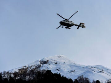 Un helic&oacute;ptero tras el alud de Panticosa