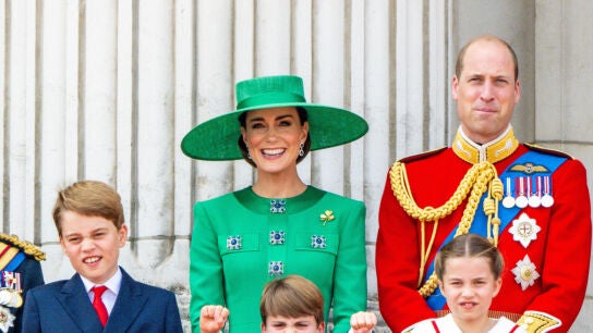 El pr&iacute;ncipe Guillermo y Kate Middleton con sus hijos